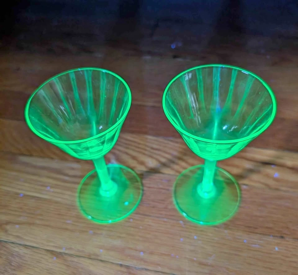 Pair of uranium glass glasses