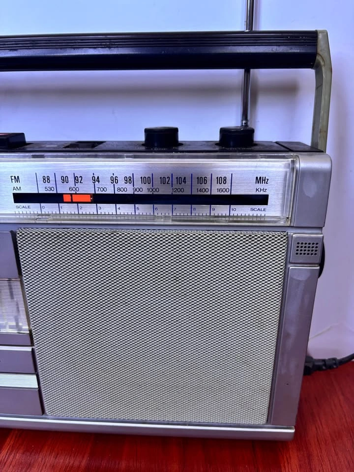 Vintage Candle AM/FM Cassette Recorder Boombox Radio - photo 3