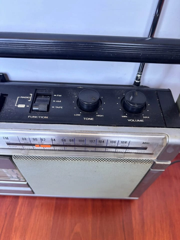 Vintage Candle AM/FM Cassette Recorder Boombox Radio - photo 5
