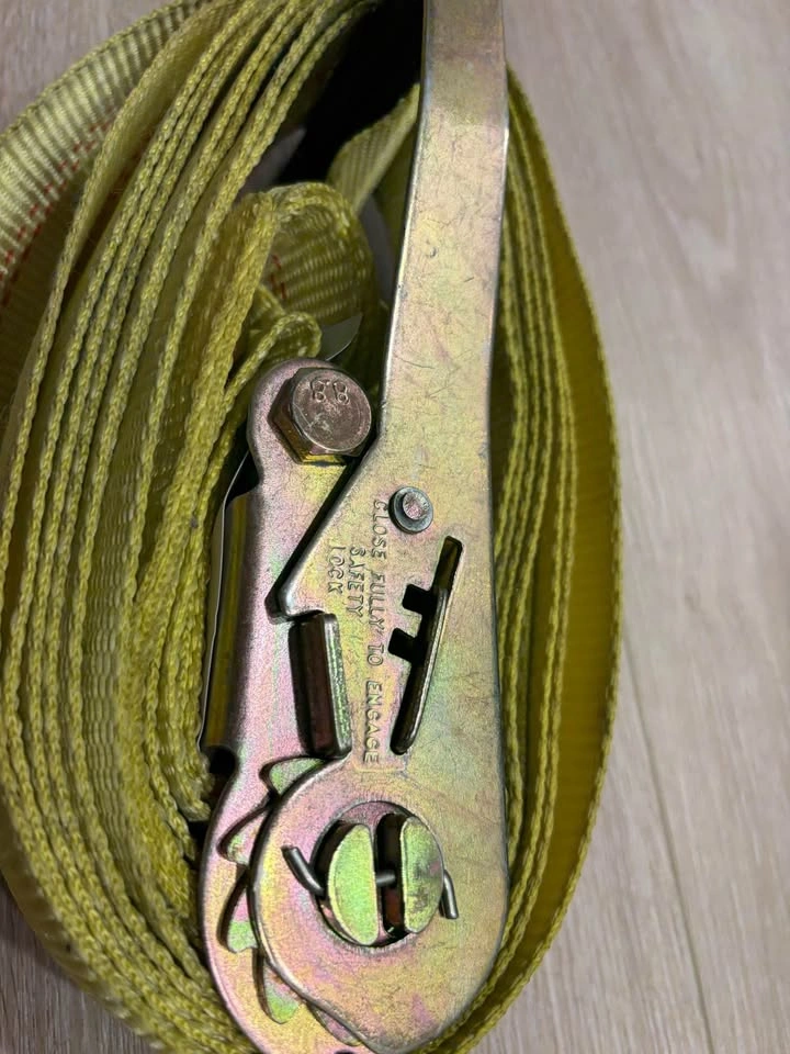 Heavy Duty Ratchet Strap / Tie Down Strap – Like New - photo 2