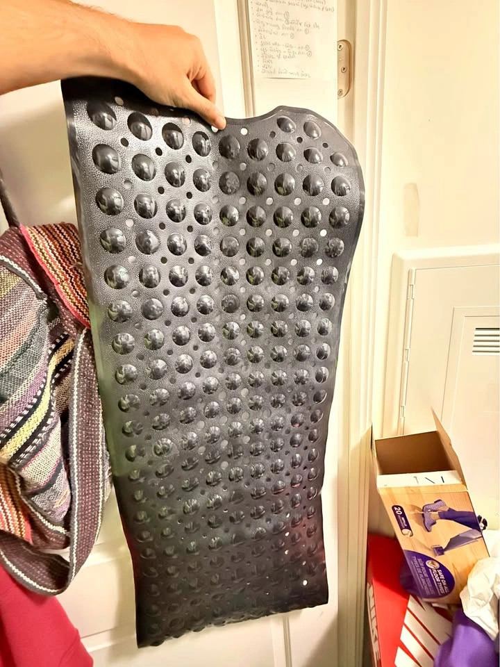 Bath tub suction mat