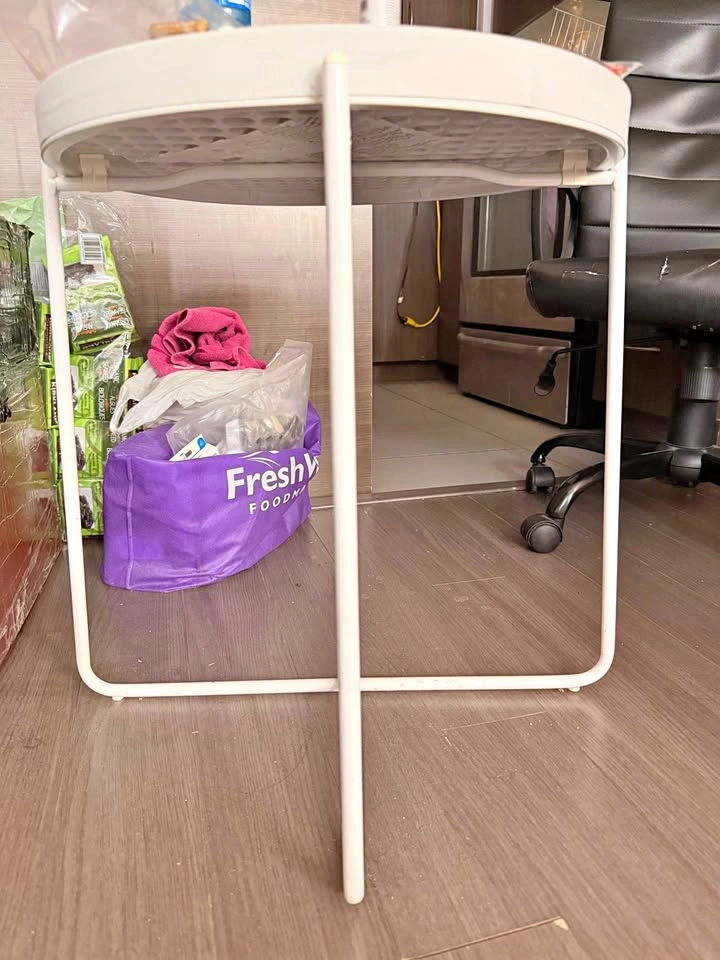 Round adjustable table