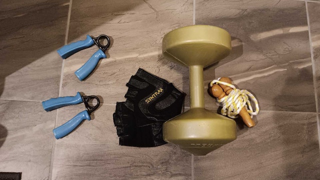 10 lb dumbbell, 2 hand grip strengtheners, rope, and gloves