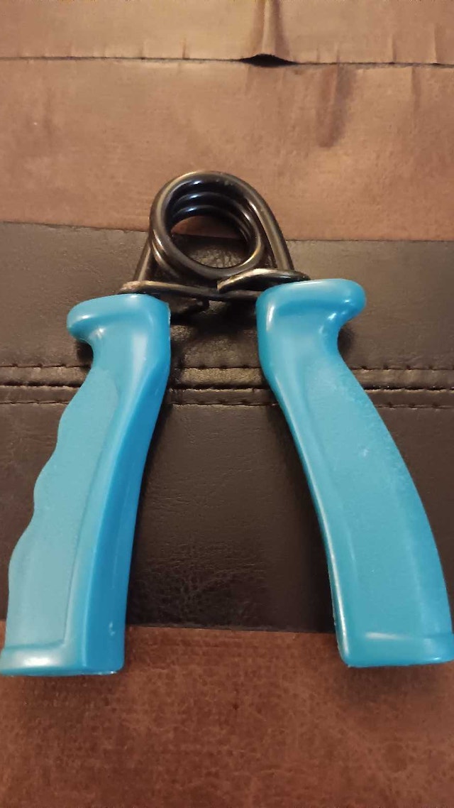 10 lb dumbbell, 2 hand grip strengtheners, rope, and gloves - photo 2