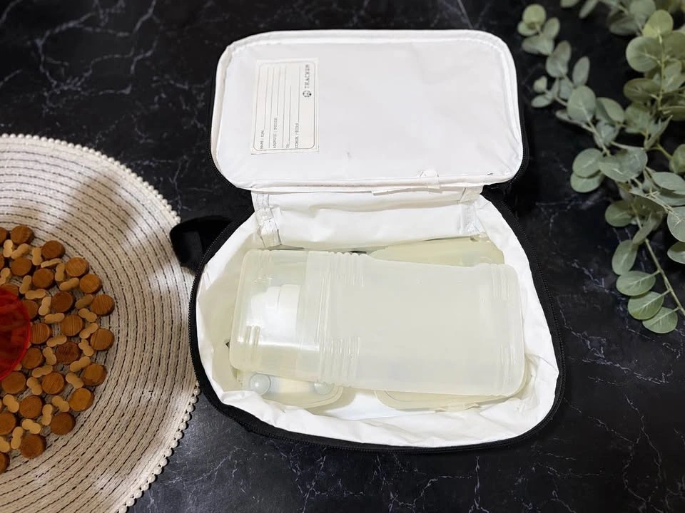 Tracker Lunch Bag with Containers – Excellent Condition - photo 2