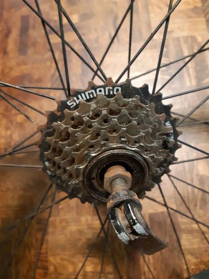 Shimano 700x40C Rear Bicycle Wheel - photo 2