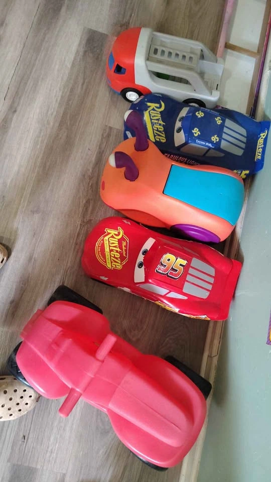 Selling a bunch of toy cars - photo 2