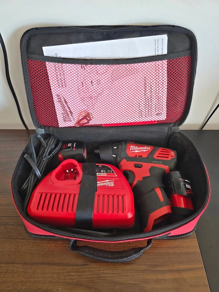 Milwaukee M12 Screwdriver Kit w/ (2) 1.5Ah Batteries, Charger, a