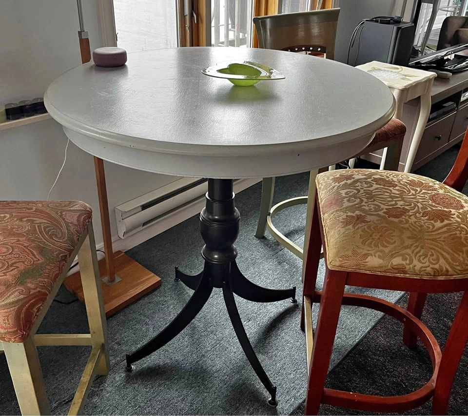Bar/Breakfast table and 3 stools