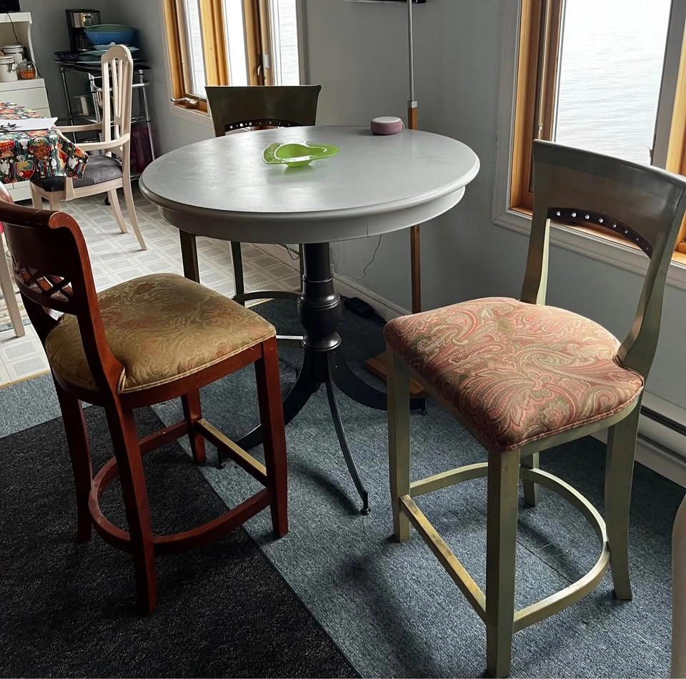Bar/Breakfast table and 3 stools - photo 2