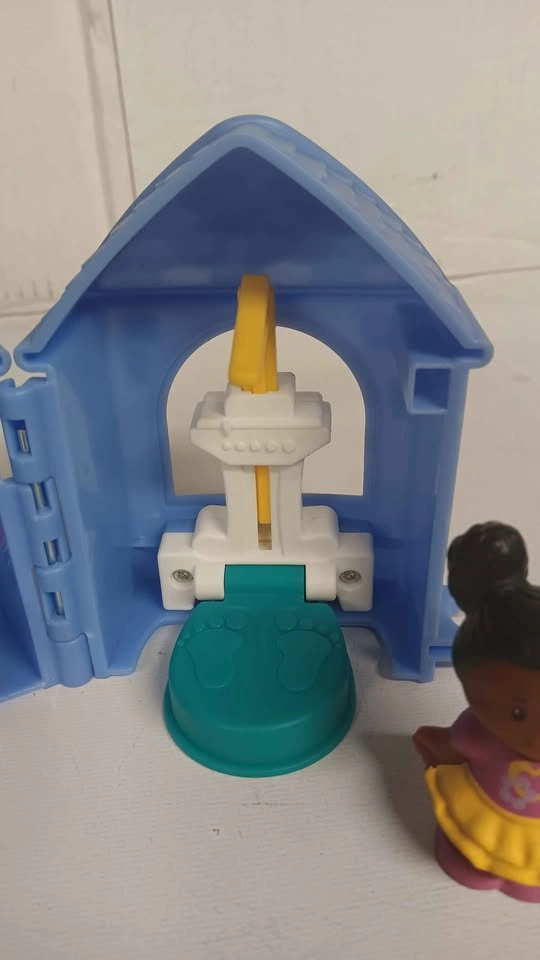 Fisher-Price Little People Doctor's Office Playset with Figures - photo 2