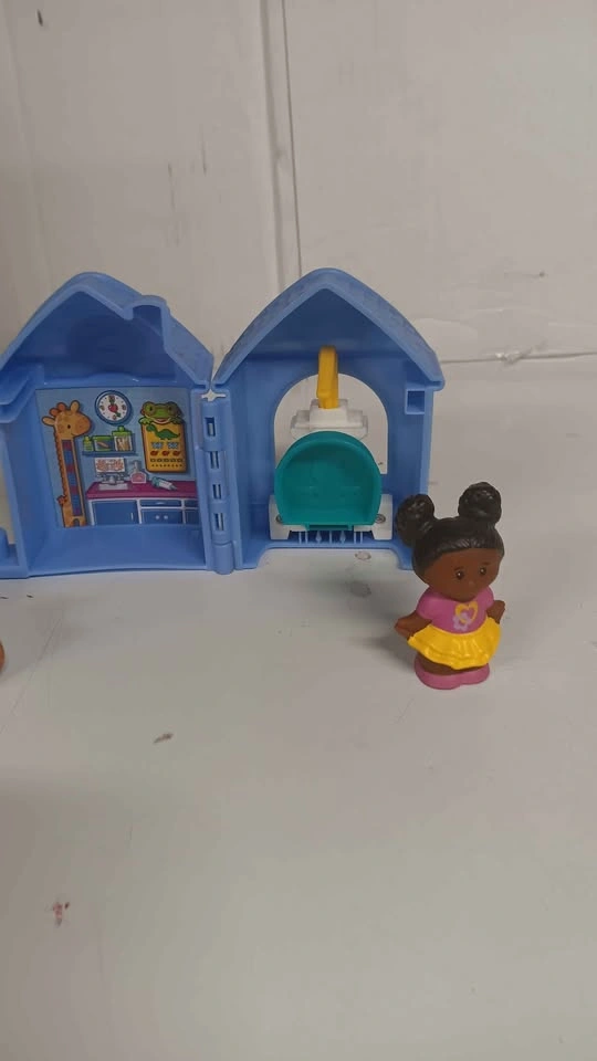 Fisher-Price Little People Doctor's Office Playset with Figures - photo 3
