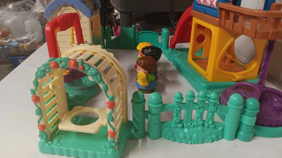 Fisher-Price Little People Playground House & Figures - photo 2