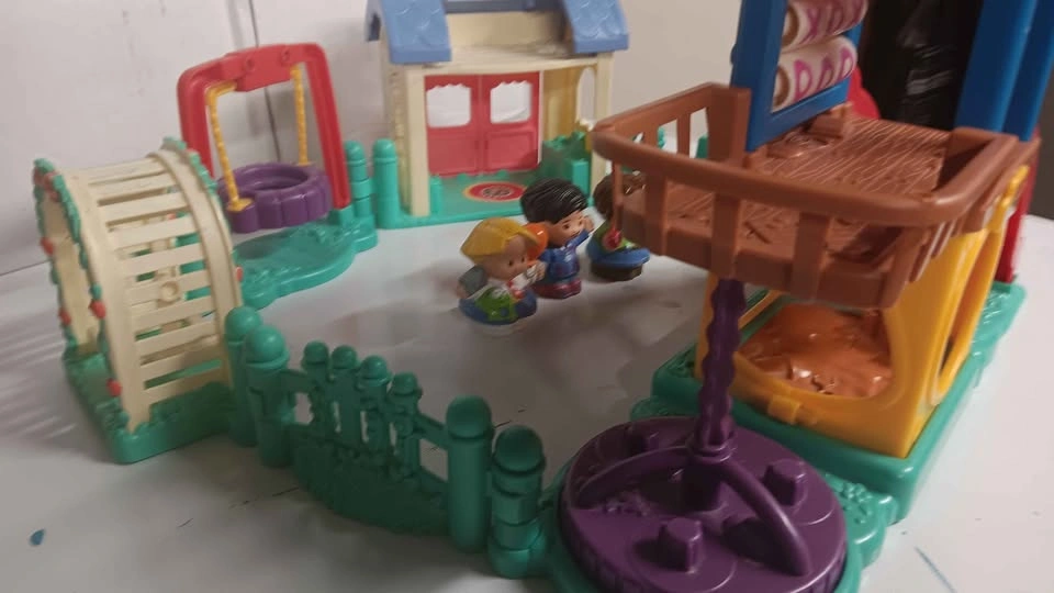 Fisher-Price Little People Playground House & Figures - photo 4