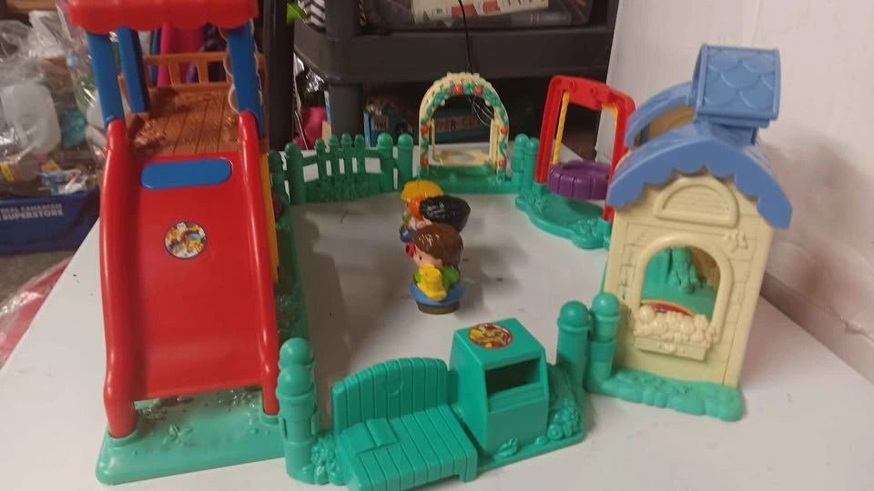 Fisher-Price Little People Playground House & Figures - photo 5
