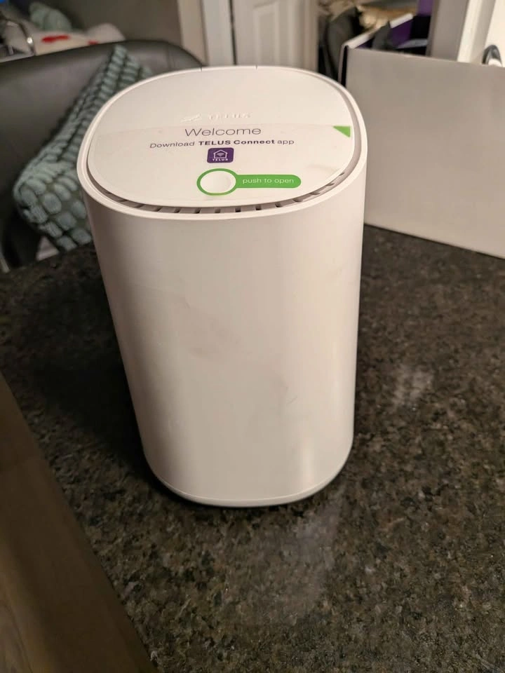 Telus hub + extender + outdoor unit - photo 2
