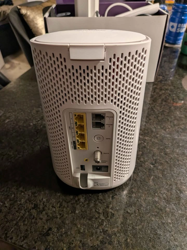 Telus hub + extender + outdoor unit - photo 3