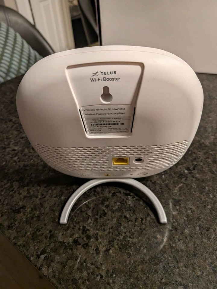 Telus hub + extender + outdoor unit - photo 4