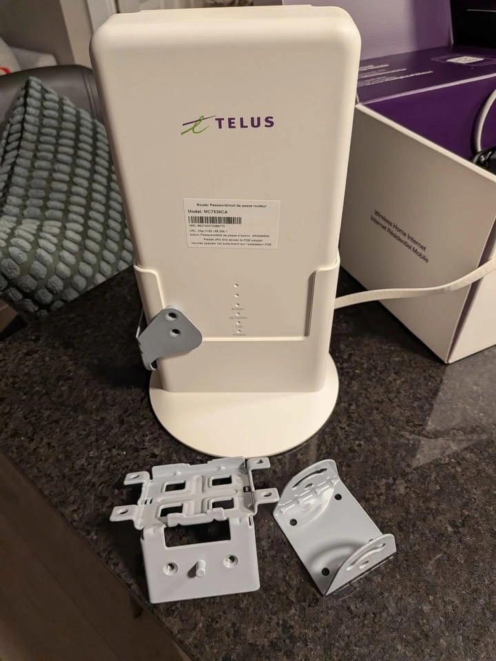 Telus hub + extender + outdoor unit - photo 5