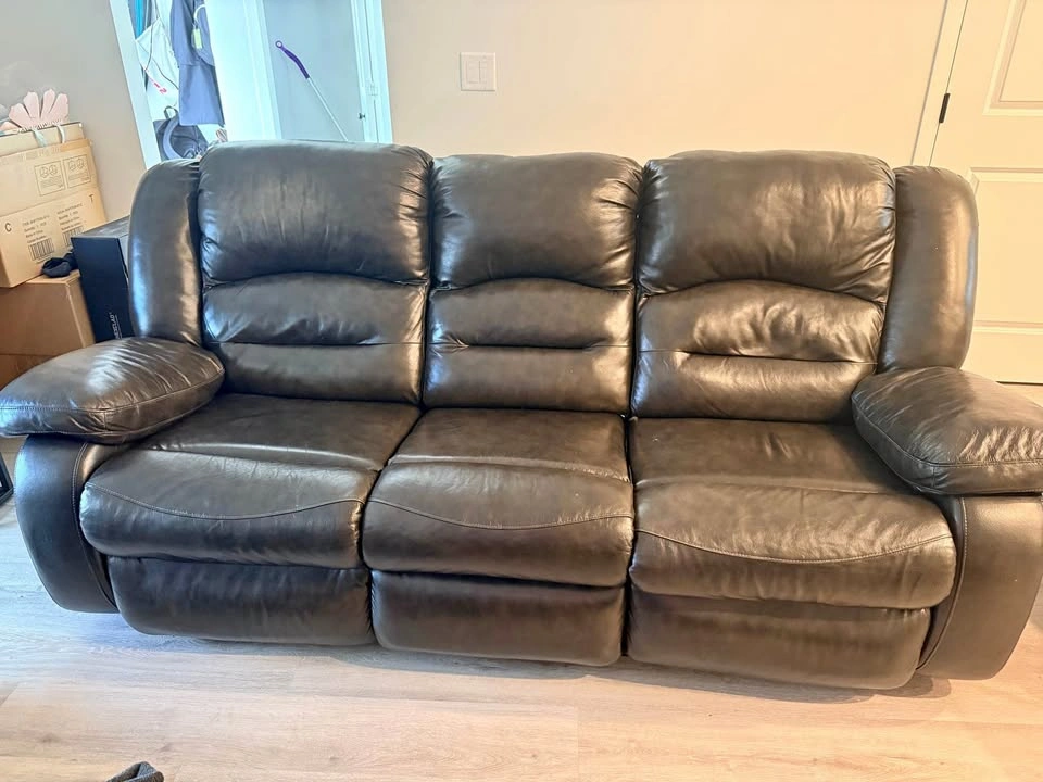 Leather Reclining Sofa + 2 Chairs – Extremely Comfortable