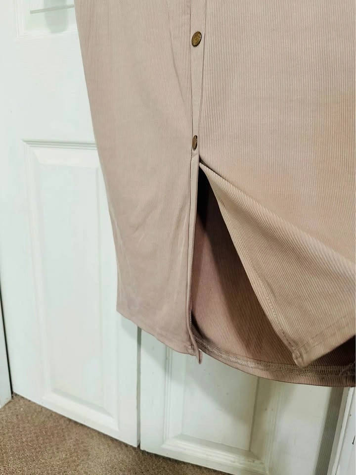 Beige Ribbed Midi Dress - V-neck button front - photo 4
