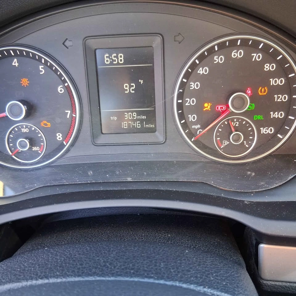 2010 Volkswagen Jetta 2.5 Sedan 4D - photo 5