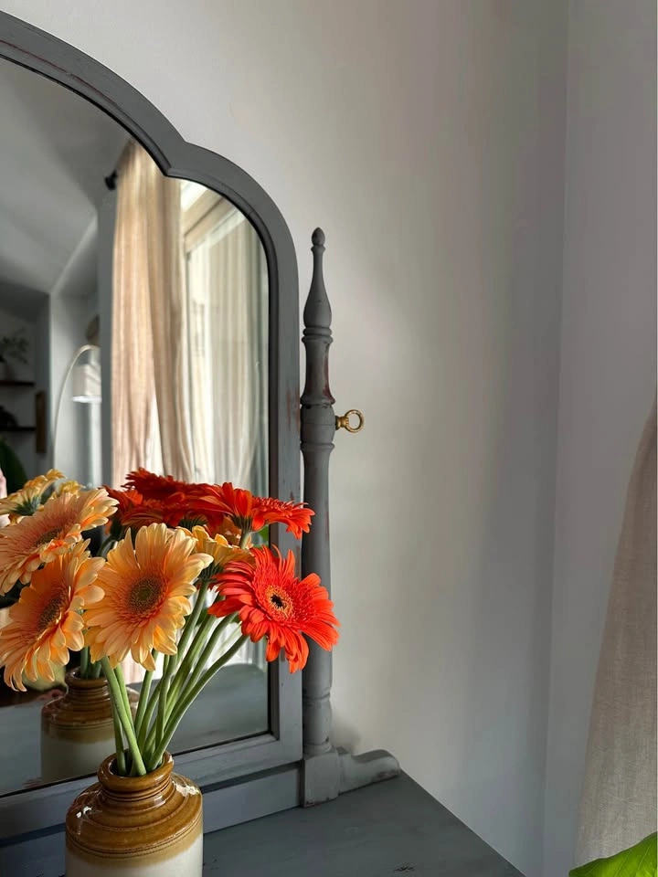 Old World Inspired Vintage Dresser with Mirror - photo 3