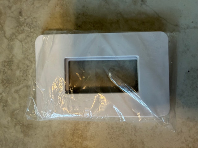 BRAND NEW - 2-Gang Decorator Wall Plate (pack of 8) - photo 5