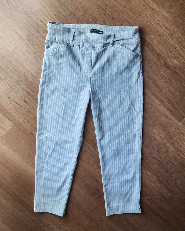 Hilary Radley Pinstripe Capri Pants Size 6 – Grey & White - photo 4