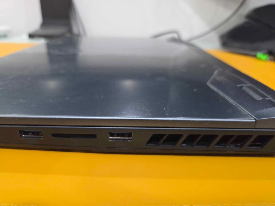 MSI GE66 Raider Gaming Laptop - RTX 2070, 240Hz, Cooling Pad - photo 5