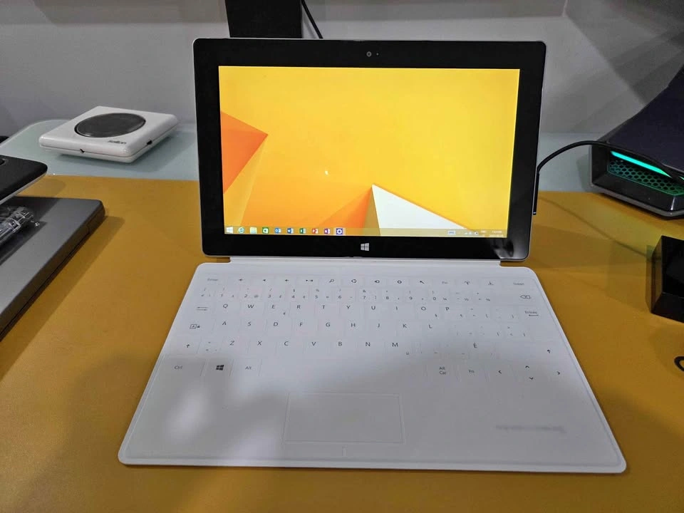 Microsoft Surface RT 32GB + White Touch Cover Keyboard