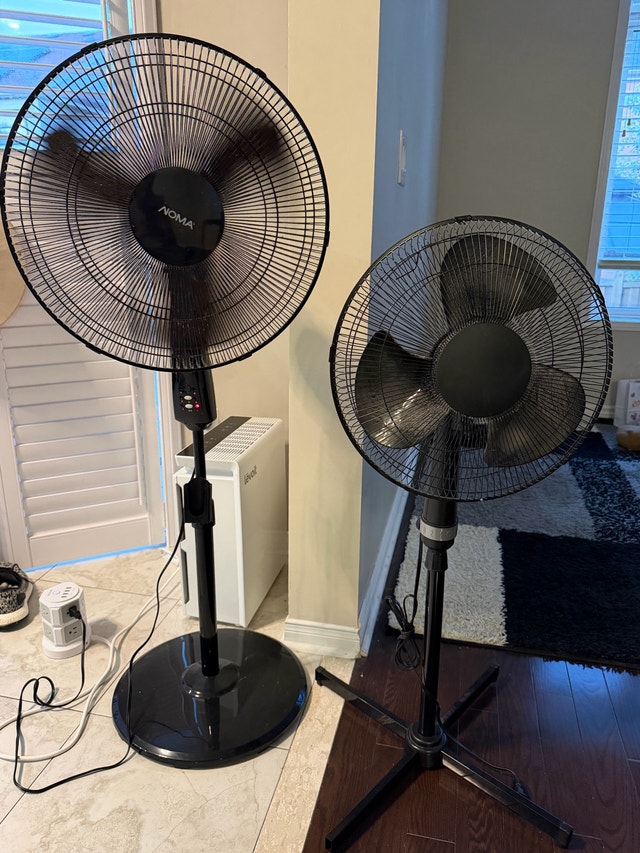 2 Standing fans with remote control