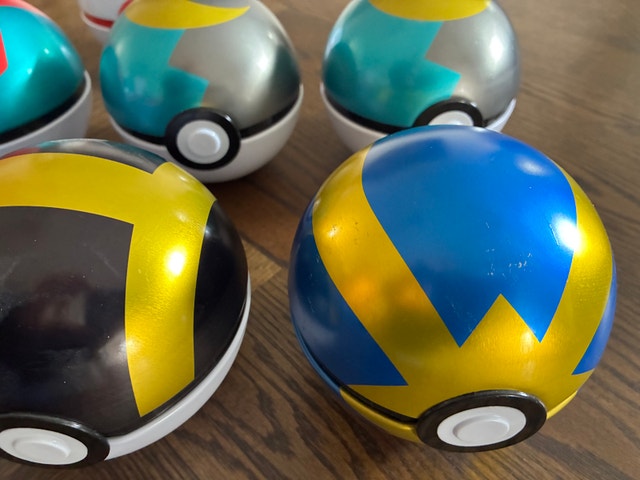 Pokémon ball collector tins - photo 2
