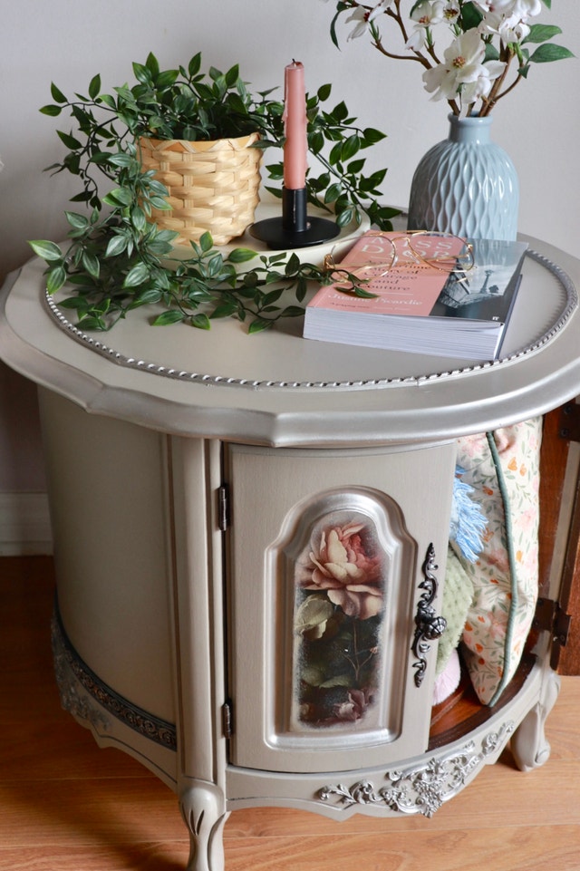 Spacious French Provincial Accent Table - photo 4