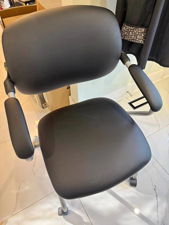 Comfortable Rolling Office/Task Chair – Excellent Condition