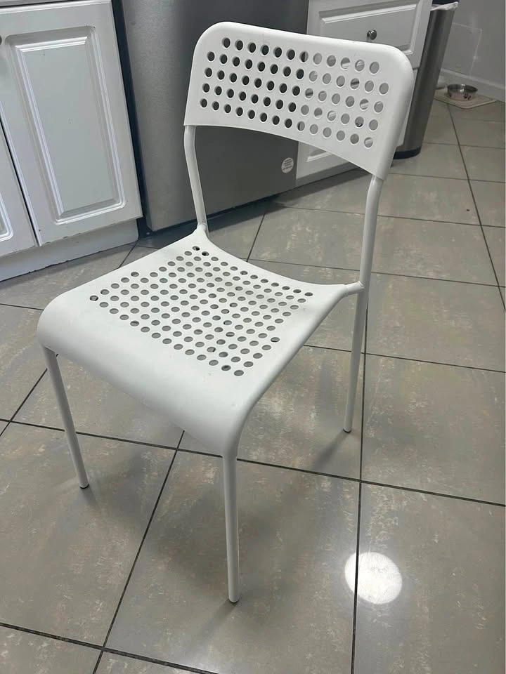 Set of 4 White Plastic and Metal Chairs