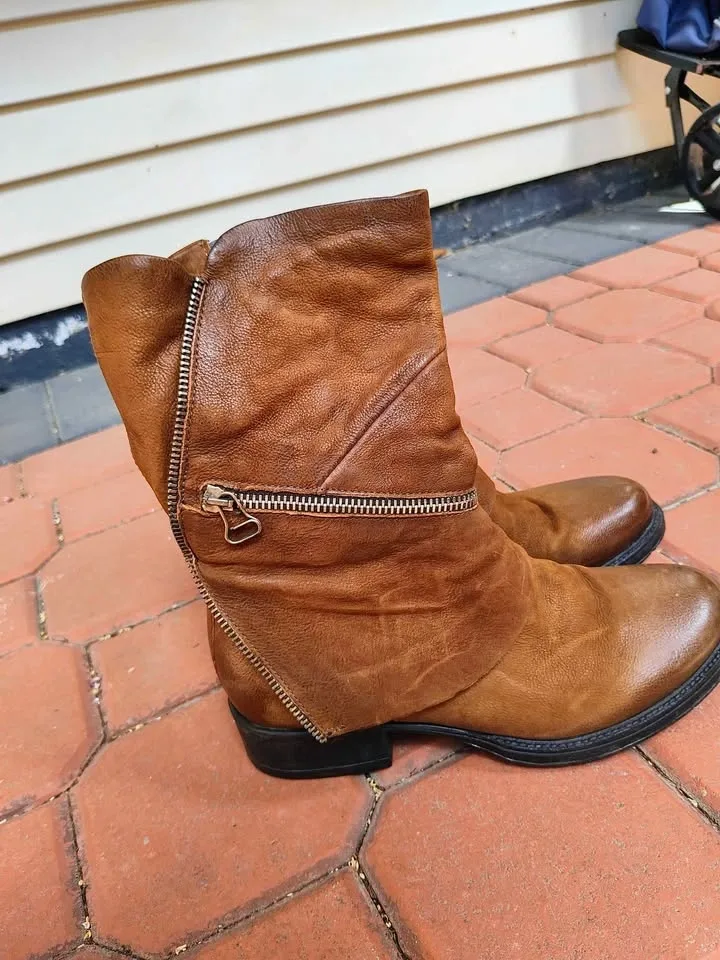 Brown foldover zipper moto boots - photo 4