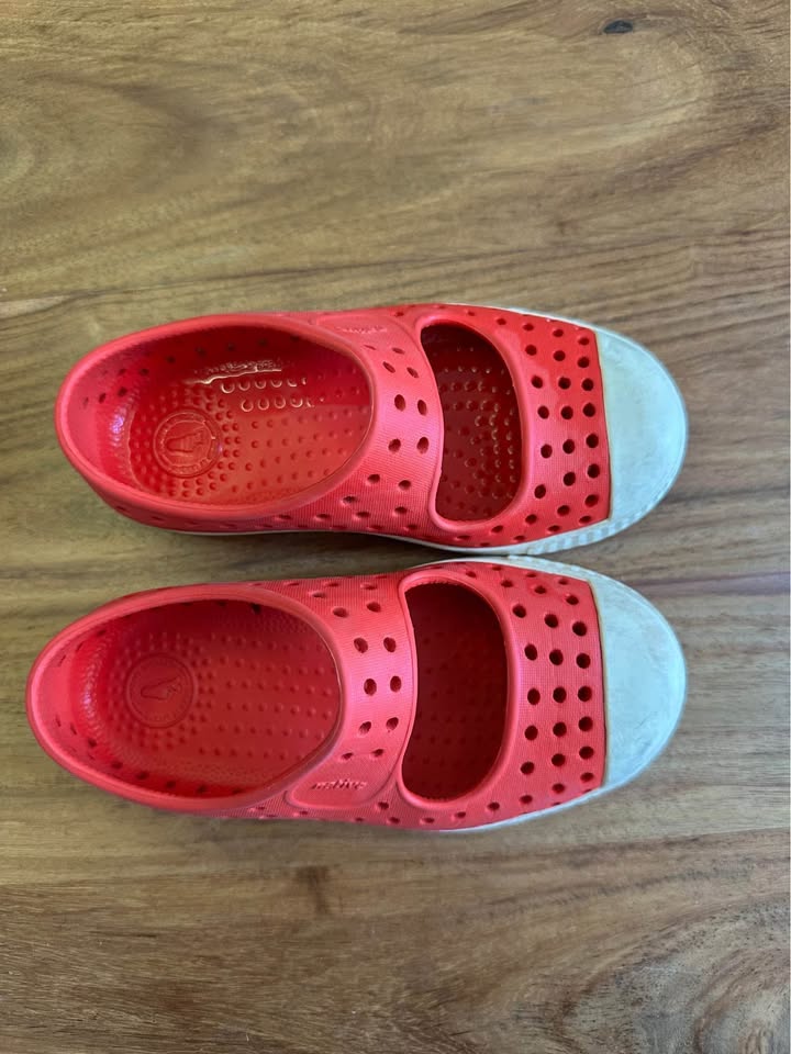 Red toddler Native shoes, size 9 - photo 2