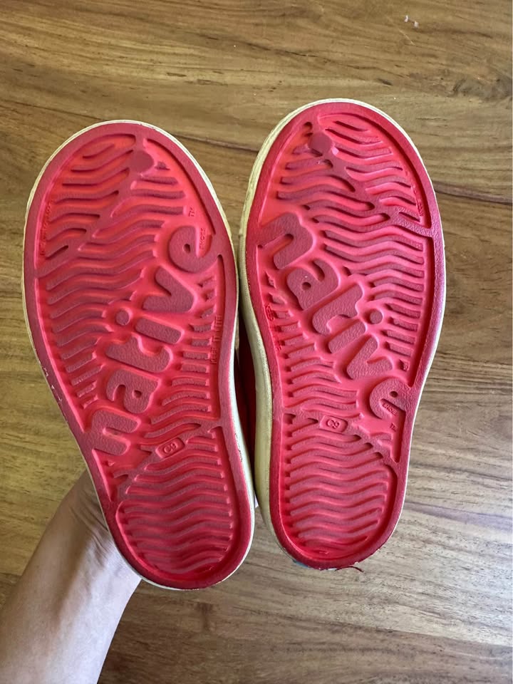 Red toddler Native shoes, size 9 - photo 3
