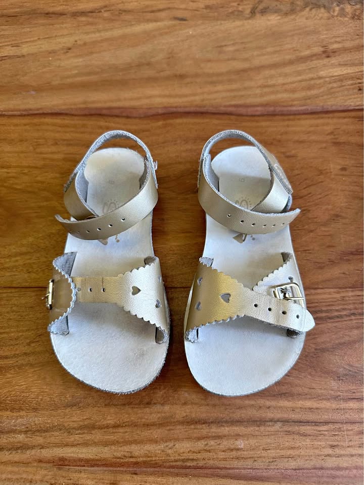 Saltwater “sweetheart” sandals, gold, size 9