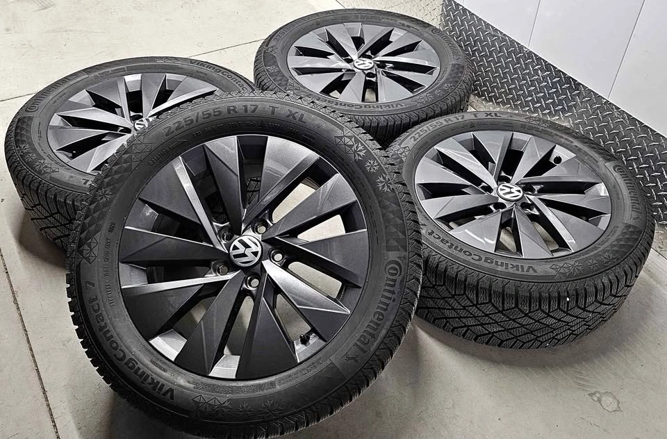 Volkswagen Taos OEM Rims with winter tires 225/55R17