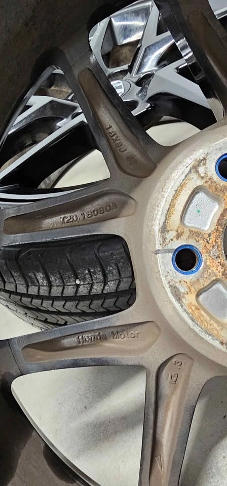 Honda Civic OEM rims with All Season Tires 235/40R18 - photo 4