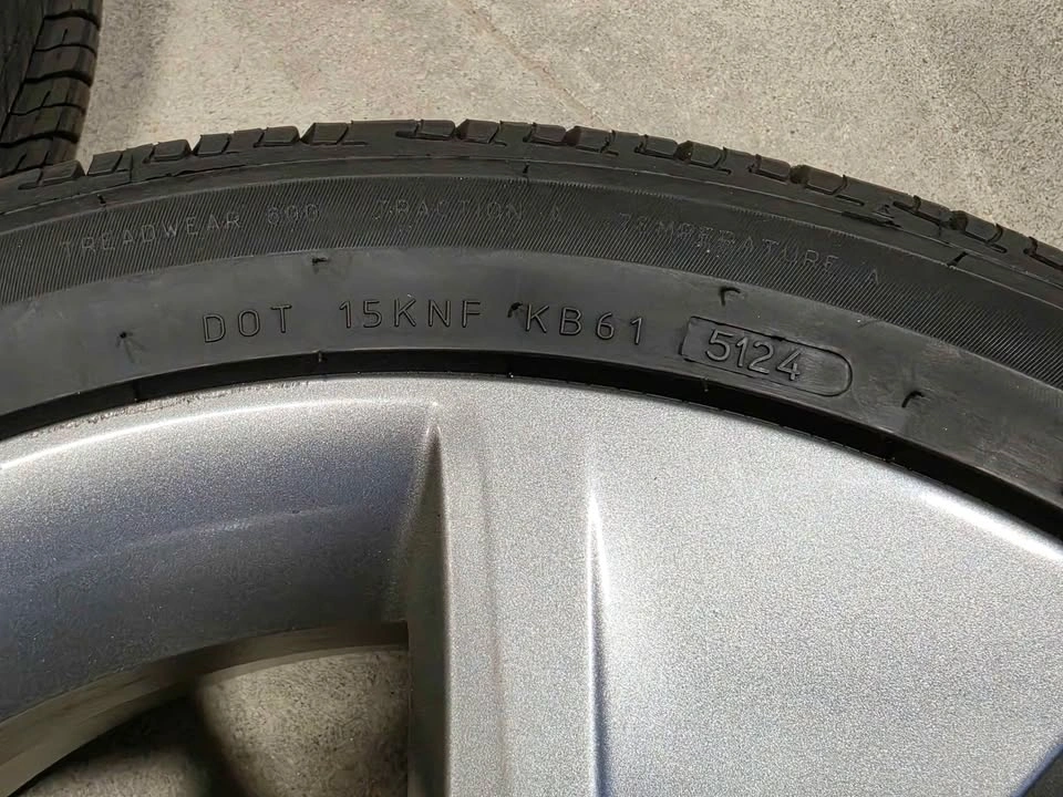 Toyota Camry oem rims with all seasons tires 225/45R18 - photo 5