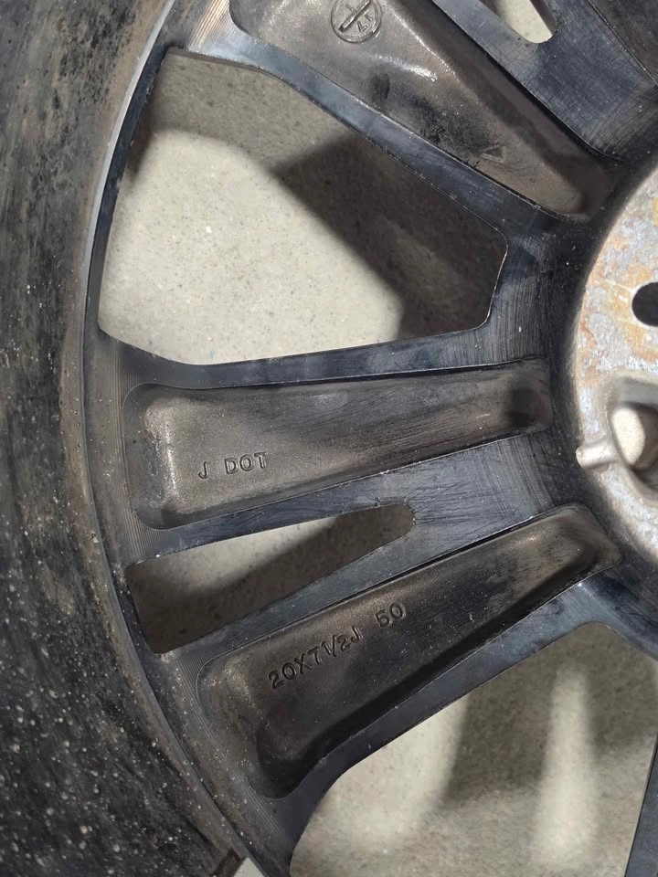 Nissan pathfinder oem rims with all seasons tires 235/55R20 - photo 4
