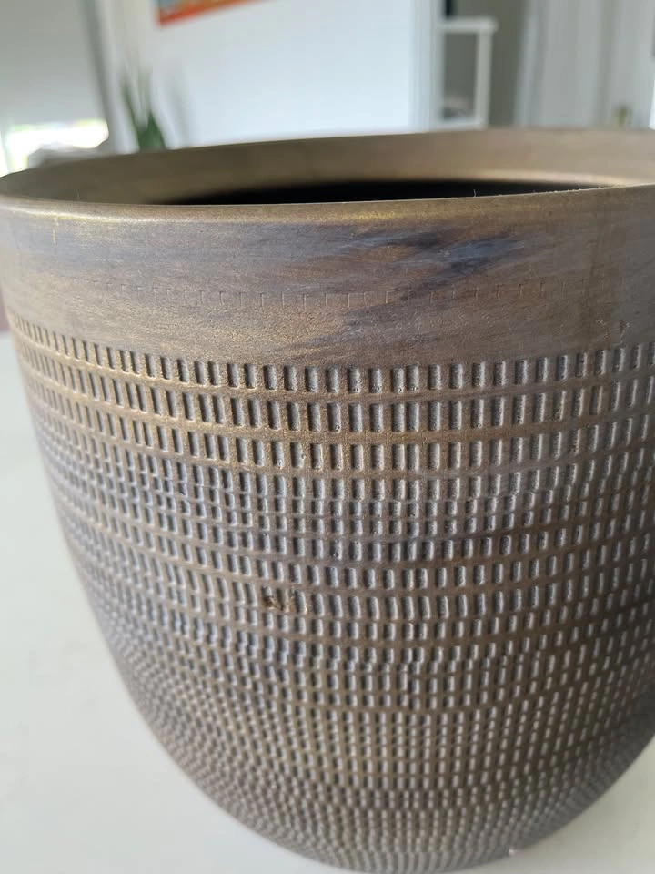 Elegant Ceramic Gold Planter with Stand – Like New - photo 2