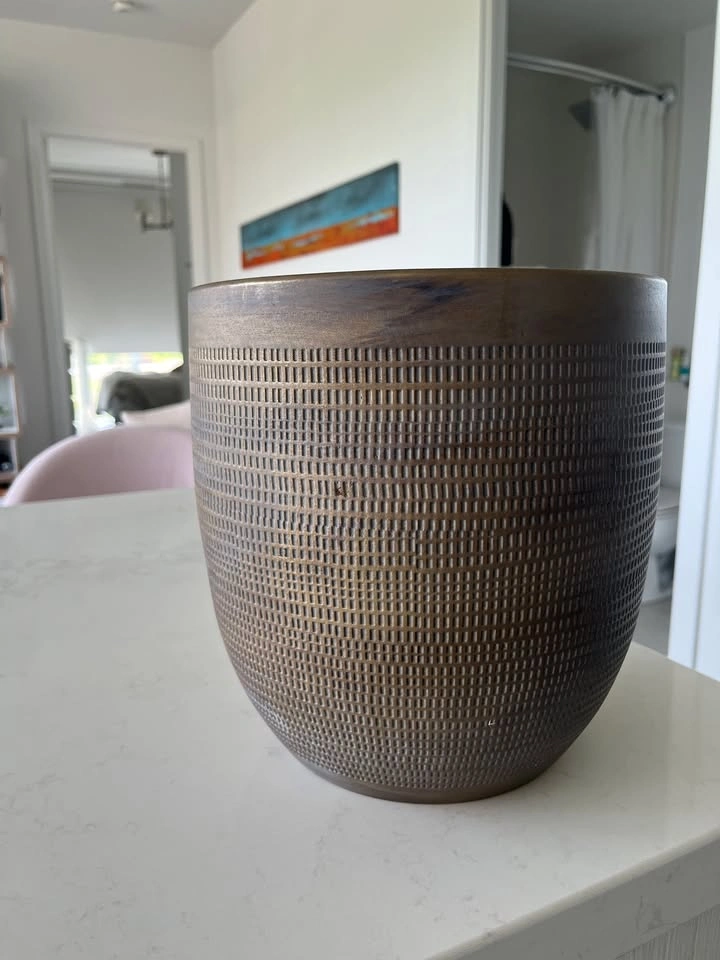 Elegant Ceramic Gold Planter with Stand – Like New - photo 4