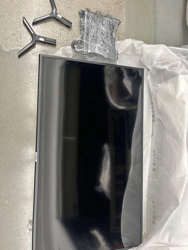 SAMSUNG Flat Screen TV - Excellent Condition with Wall Mount & S