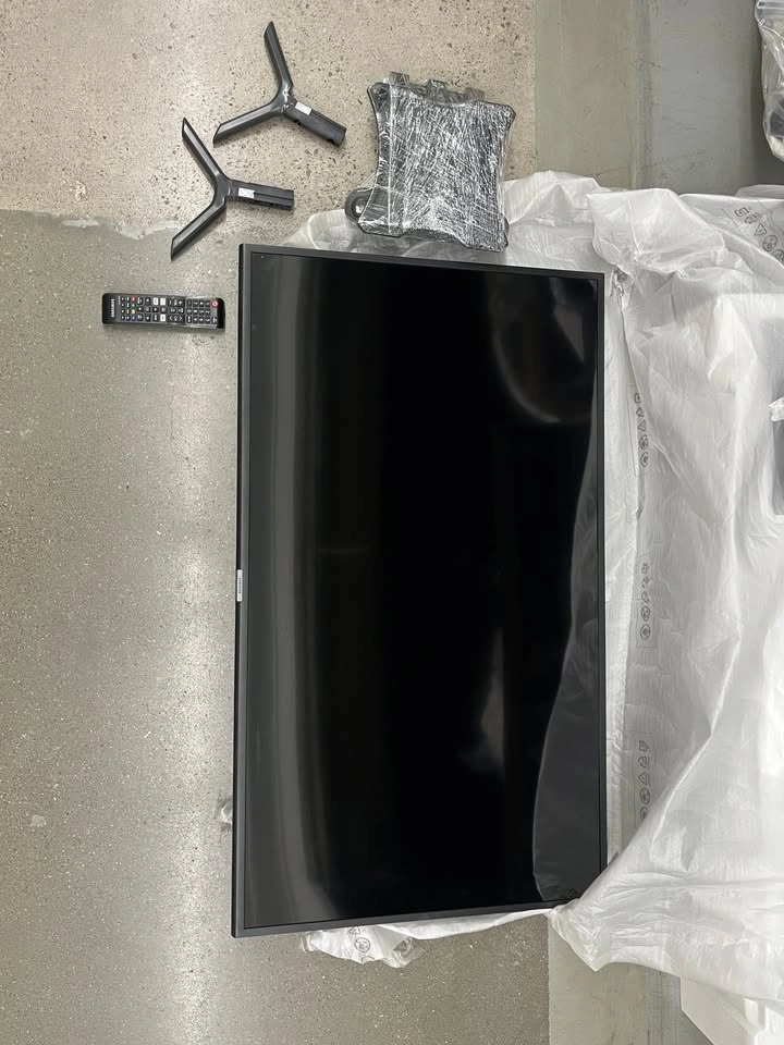 SAMSUNG Flat Screen TV - Excellent Condition with Wall Mount & S - photo 3