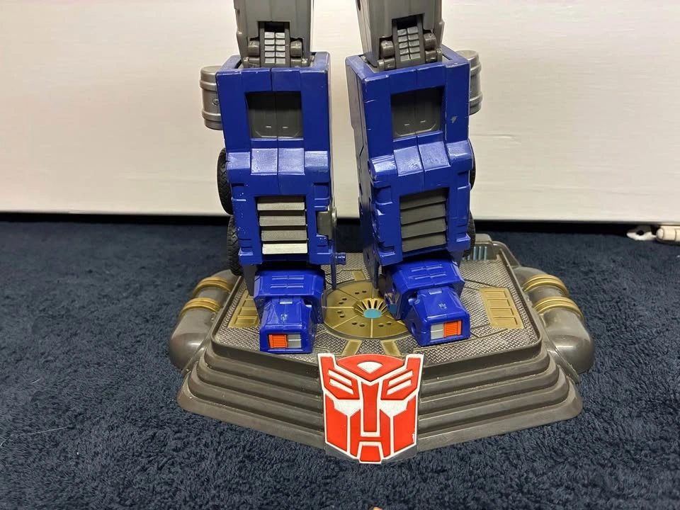 Transformers Optimus Prime 20th Anniversary Figure - photo 3