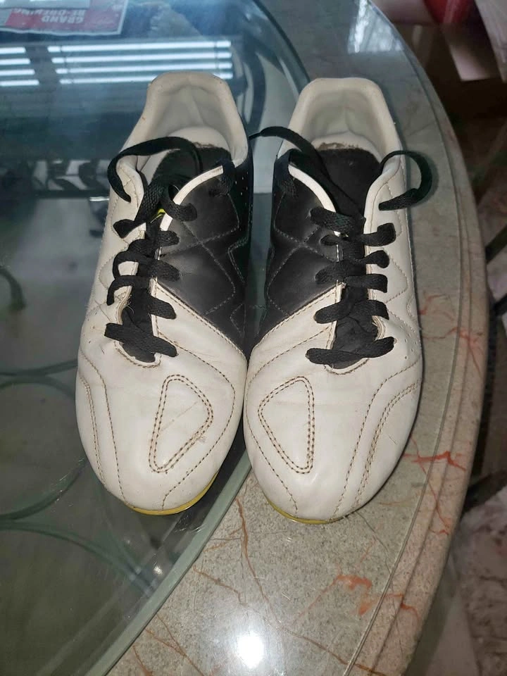 Umbro Citadel Soccer Cleats Black White Yellow Size US 6 Boys
